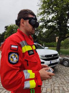 Operator drona GRS Poznań podczas pracy w terenie